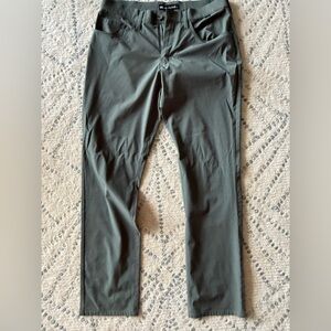 Men’s Travis Mathew pants size 32 great condition